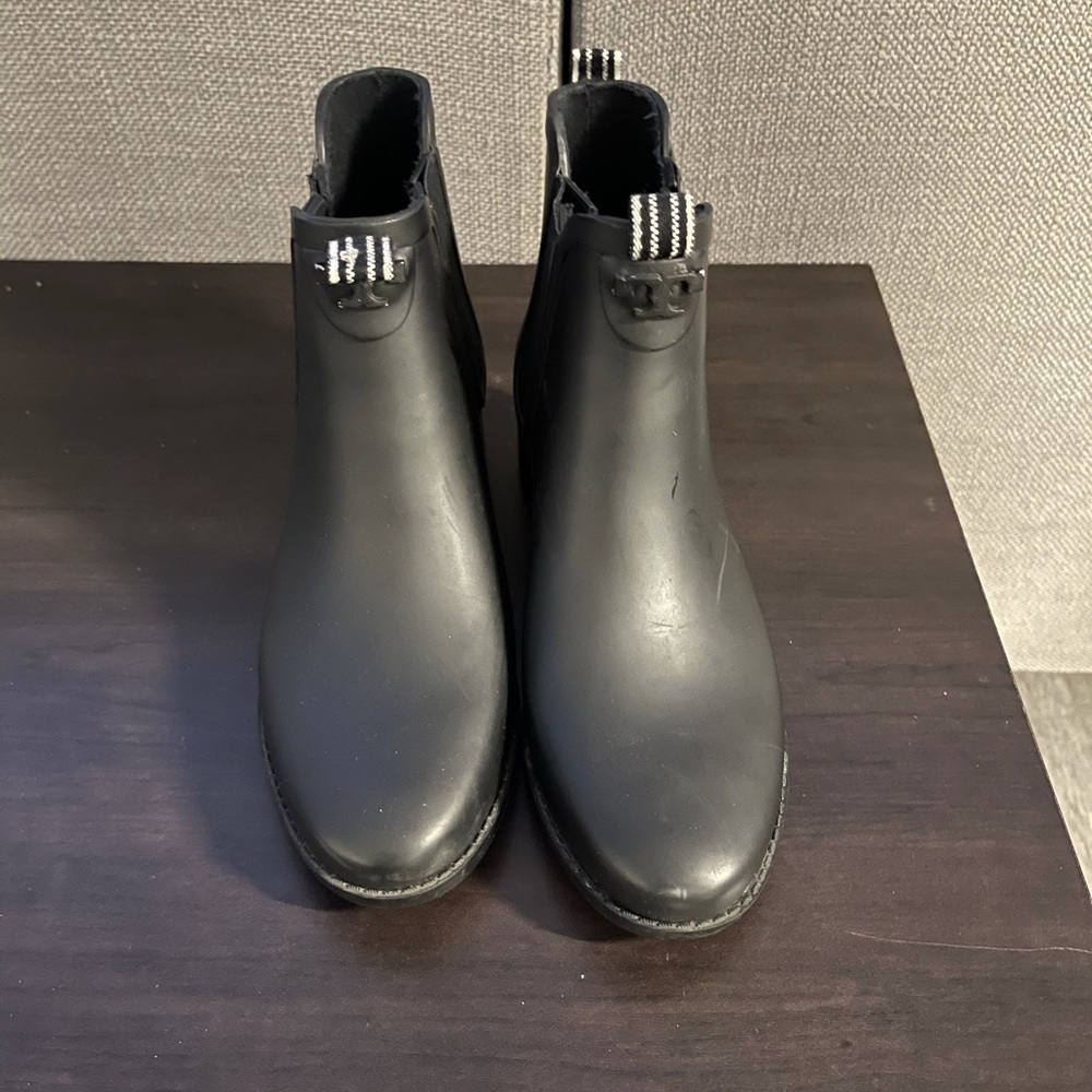 Tory Burch Chelsea short rainboots